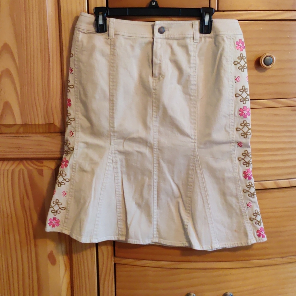 Bandolino Cream A-Line Knee-Length Skirt with sweet embroidered flowers.